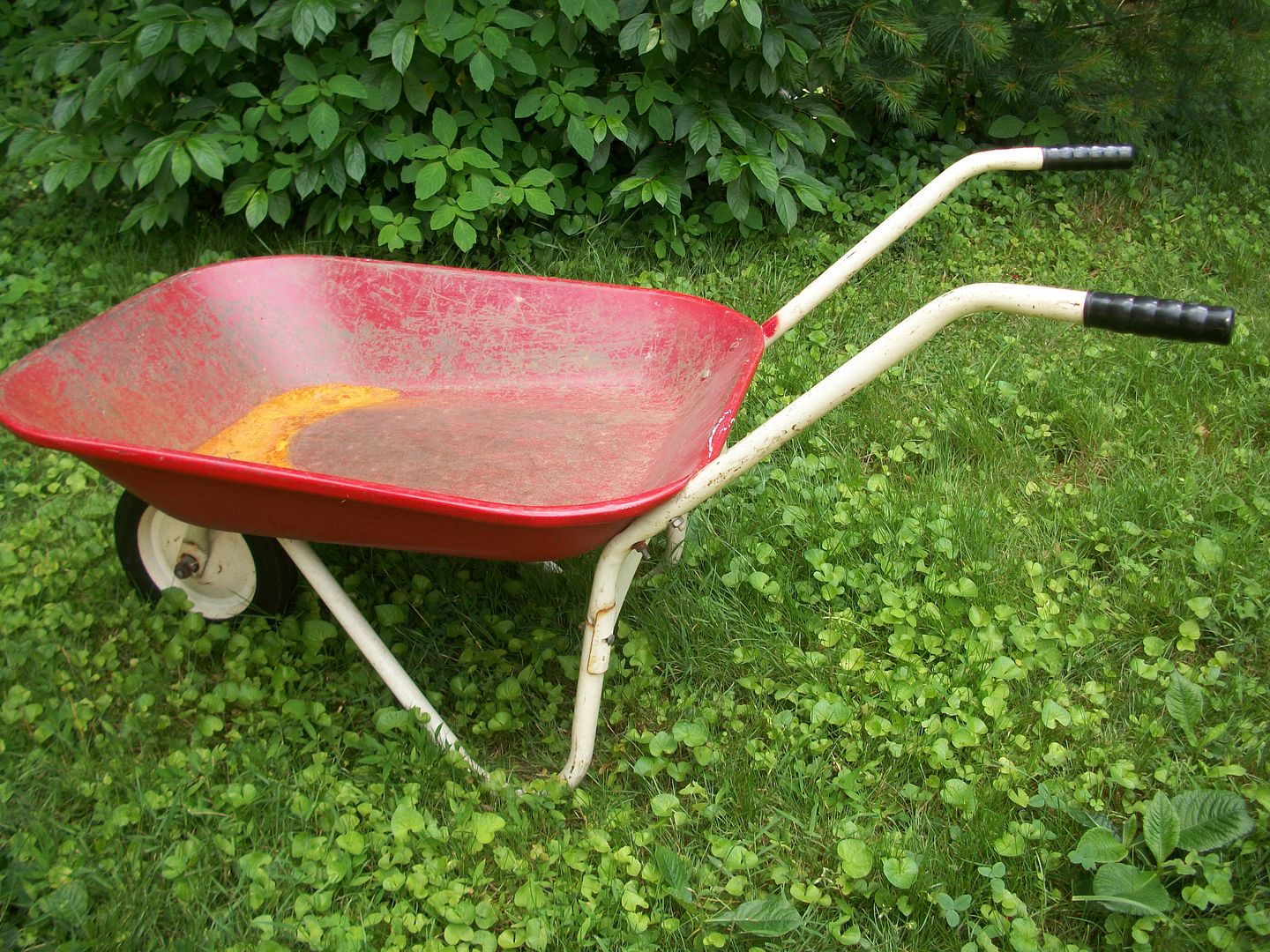 Uncle Atom Vintage Wheelbarrow Gets a Facelift Just the Right Size